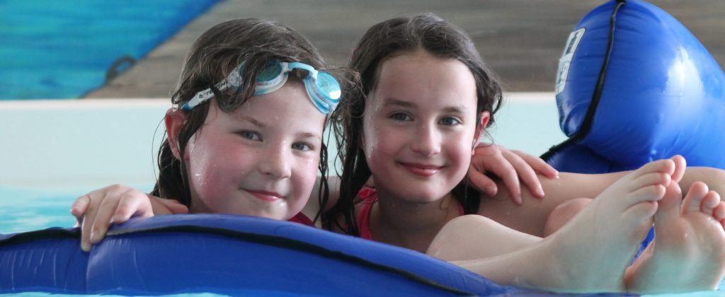 Zwei Mädchen schwimmen im Kinderhospiz Löwenherz.