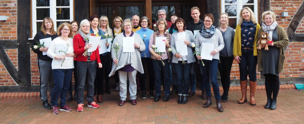 Löwenherz-Schulung 15 Teilnehmer*innen freuen sich über ihre Zertifikate