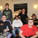 Junge Menschen im Rollstuhl sprechen im Jugendhospiz Löwenherz über Liebe mit Behinderung