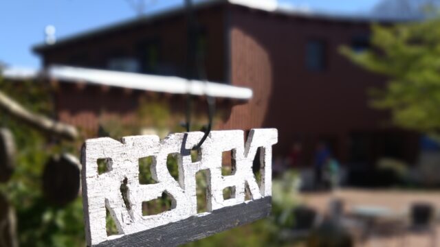 Das Wort Respekt, gebastelt aus Holz in weißer Farbe, vor dem Kinderhospiz Löwenherz.