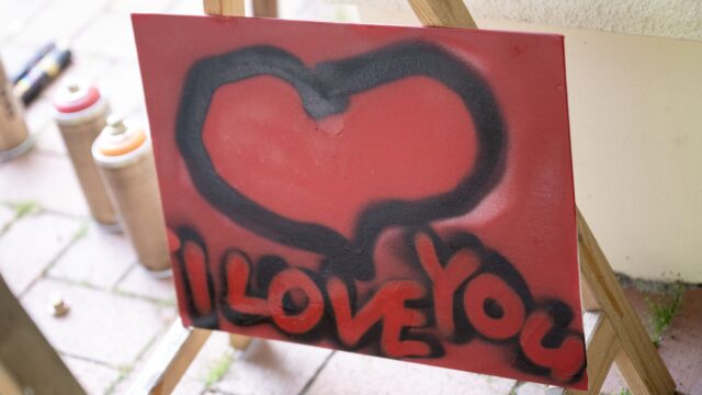 Roter Schriftzug "I love you" in Graffiti-Optik