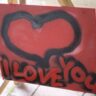 Roter Schriftzug "I love you" in Graffiti-Optik